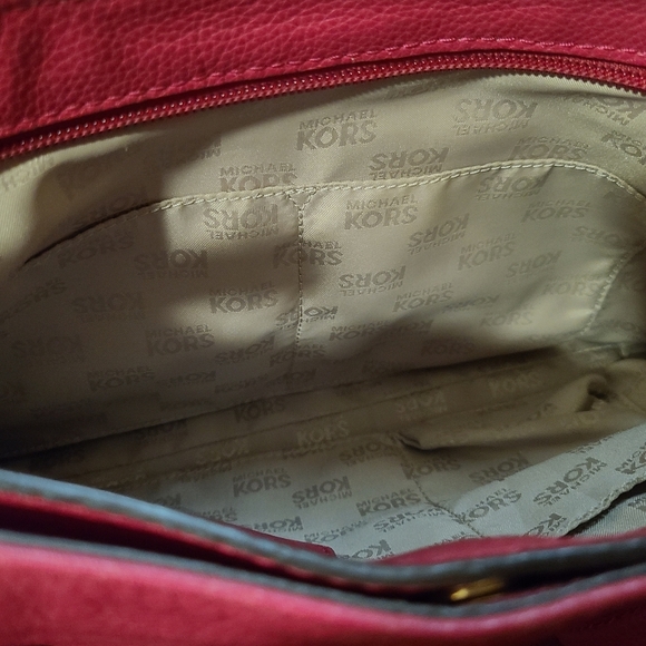 Michael Kors Fuchsia Shoulder Bag with Gold Logo - Picture 3 of 10